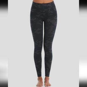 Spanx seamless camo leggings, size medium